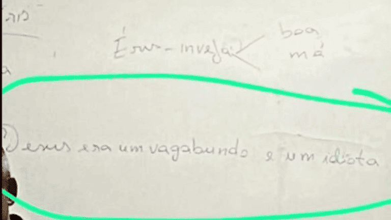 Foto registra ofensas de professor a Jesus Cristo