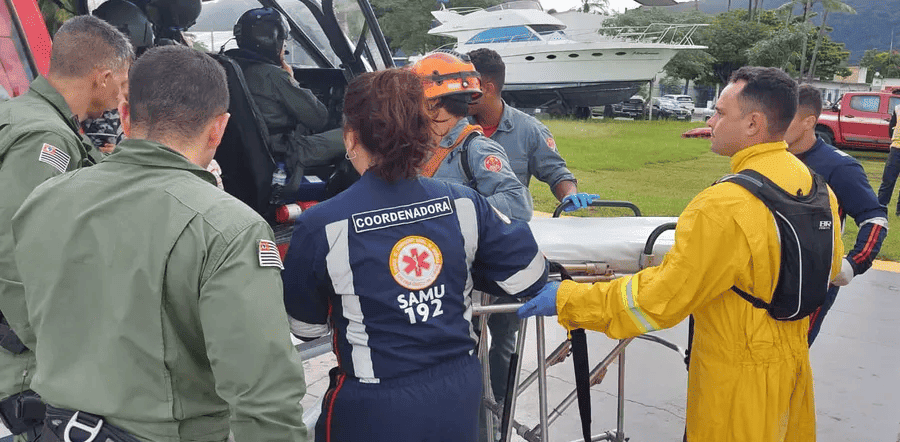 Criança é resgatada com vida após ficar horas soterrada debaixo de escombros em São Sebastião