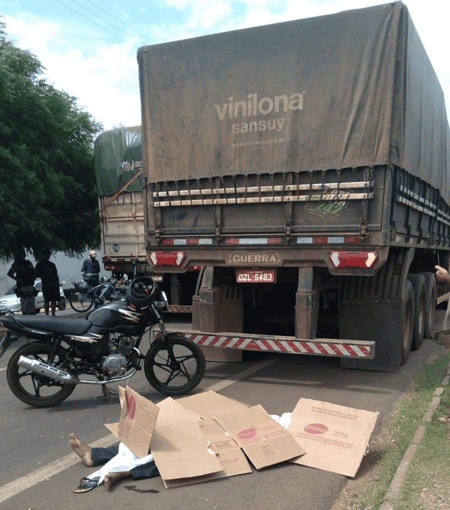 Motociclista morre ao colidir em caminh~