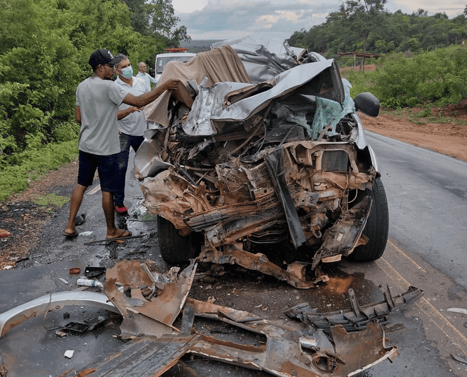 Mulher morre na colisão entre Hilux e caminhão