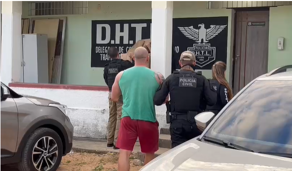 Preso sendo conduzido à delegacia