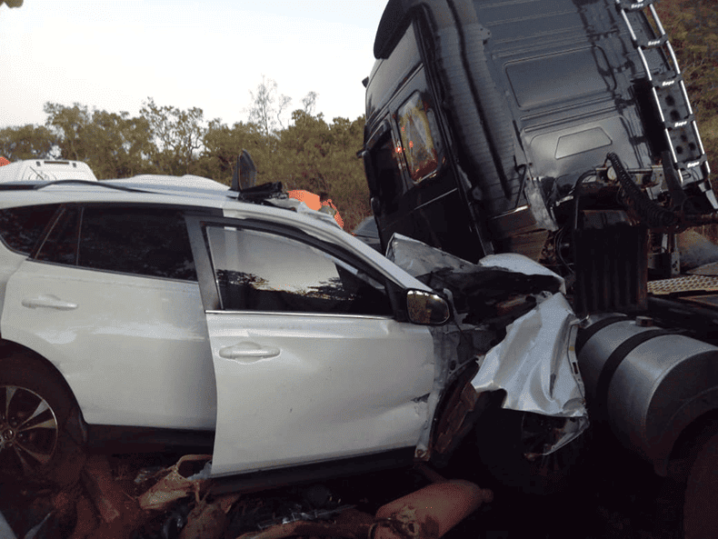 Carro da família colidiu com uma carreta durante ultrapassagem