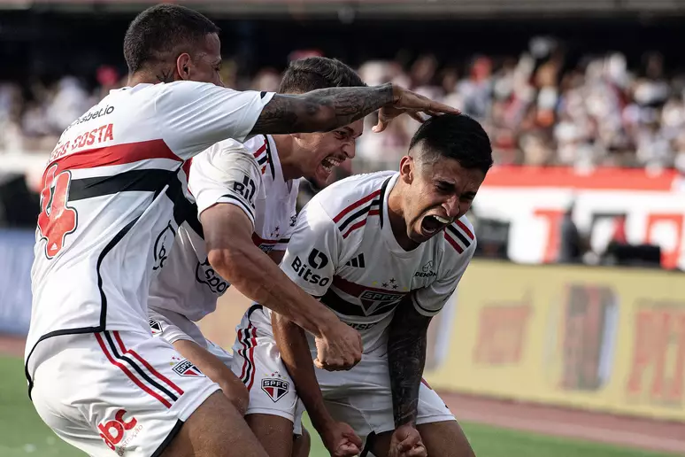 Jogadores comemorando a vitória no Morumbi