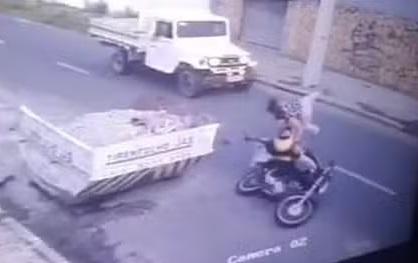 O motociclista estava com uma passageira na garupa da moto no momento do acidente