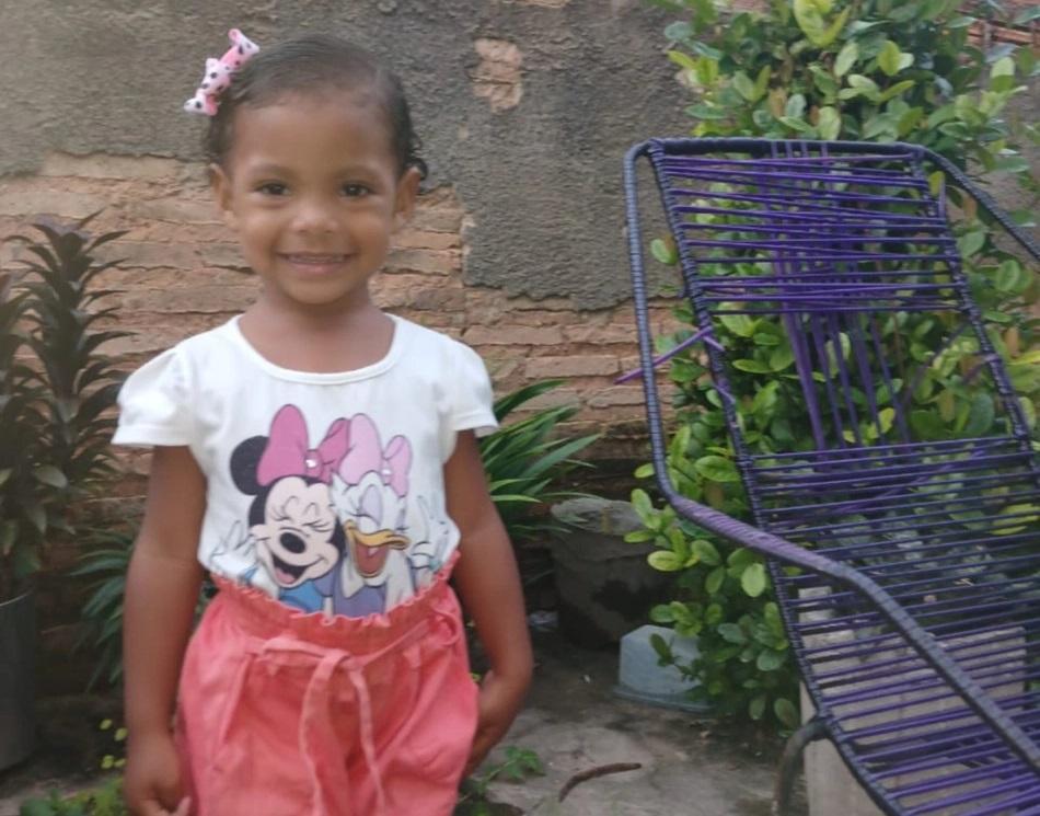 Edellyn Maria estava em uma bicicleta com a mãe quando foram atingidas pelo cavalo desgovernado