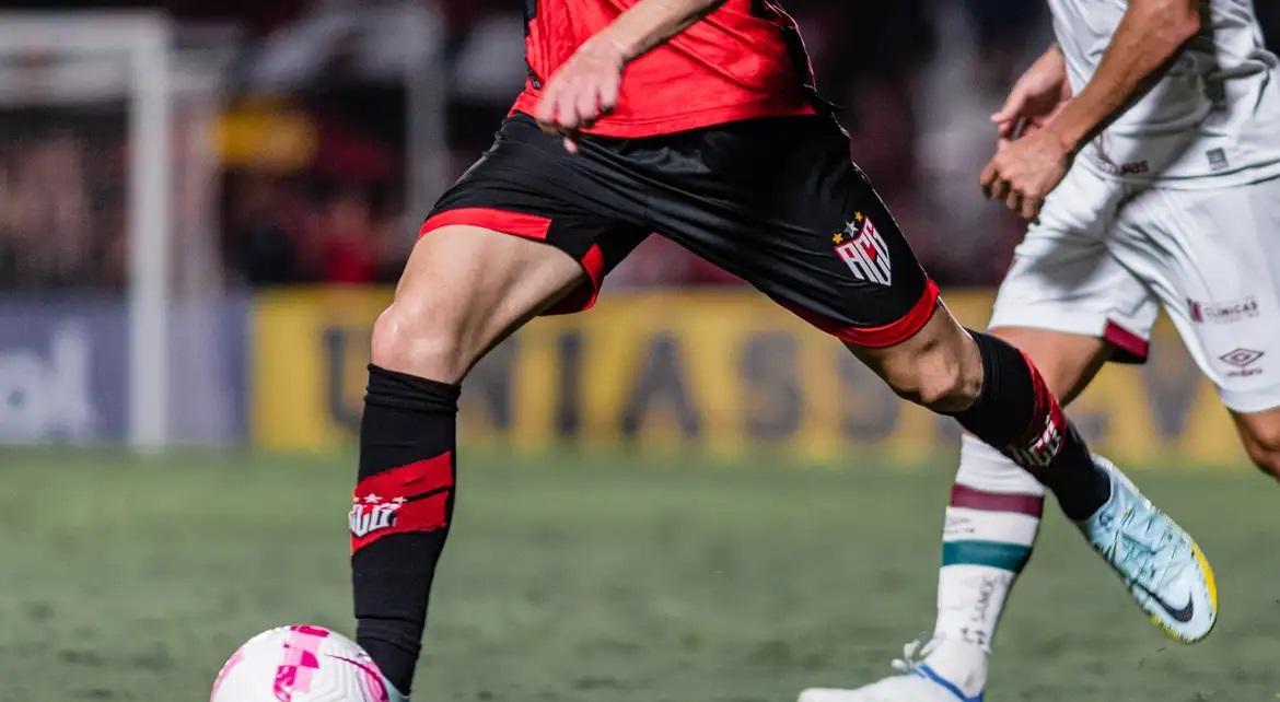 Flu e Atlético-GO jogam para se afastar da zona do rebaixamento