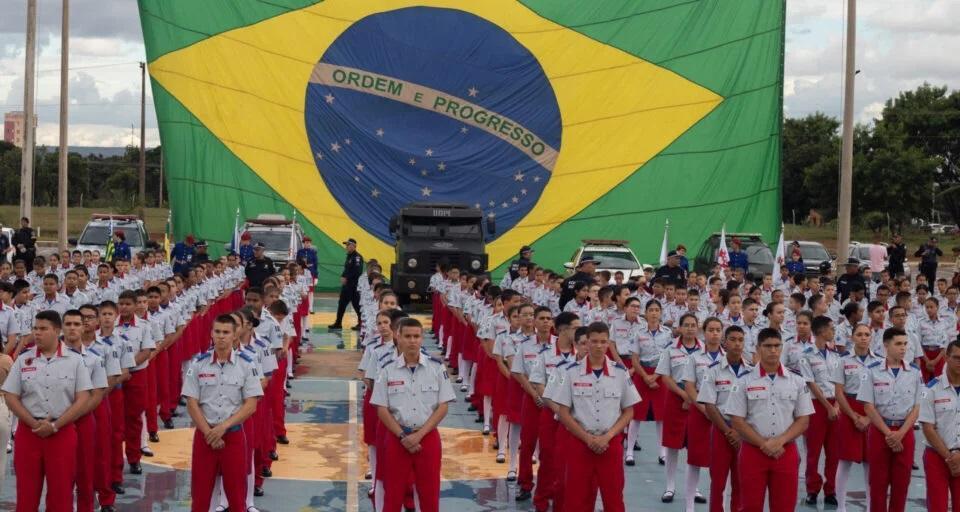 Pais denunciam que o  Colégio Militar Tiradentes desligou pelo menos três crianças desde o ano passado