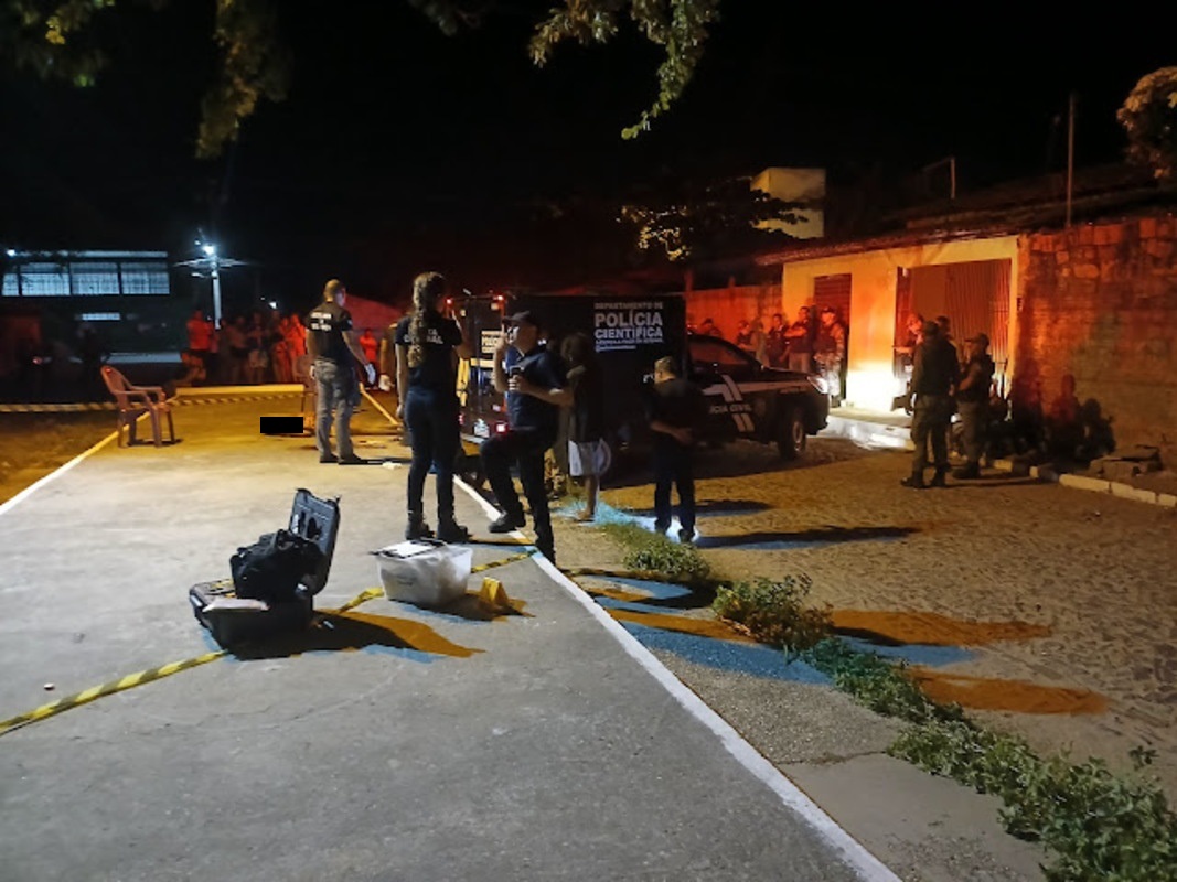 A vítima estava sentada numa cadeira na frente de casa quando foi surpreendida pelo atirador