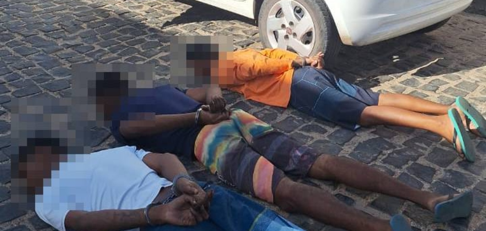 Os menores foram apreendidos em flagrante e o carro foi recuperado