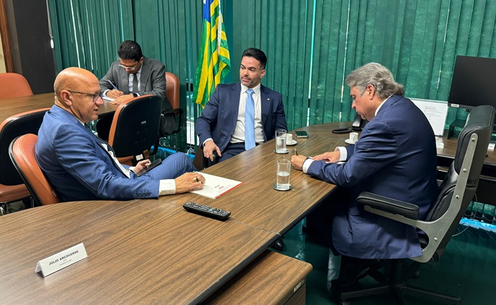 Franzé Silva em reunião com o presidente da Comissão Mista de Orçamento do Congresso Nacional, deputado federal Júlio Arcoverde