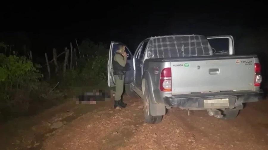 O corpo foi encontrado ao lado de uma Hilux com placa de Parnaíba