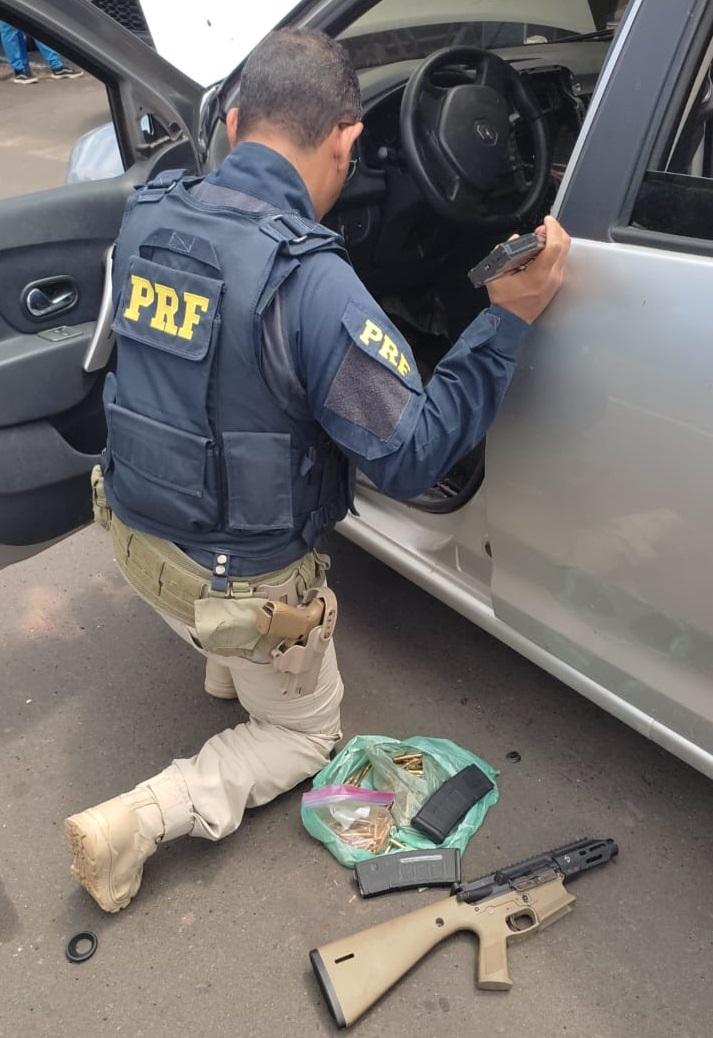 Polícia fez buscas no veículo e encontrou diversos materiais ilícitos