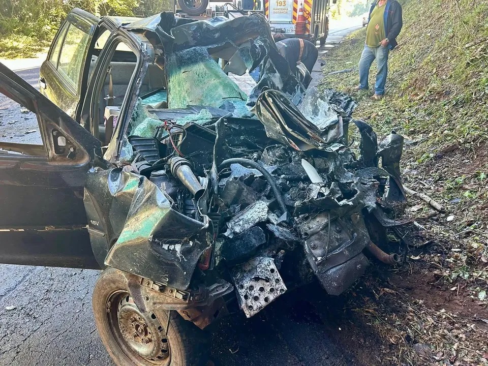 Cinco pessoas de 14 a 19 que estavam no veículo morreram