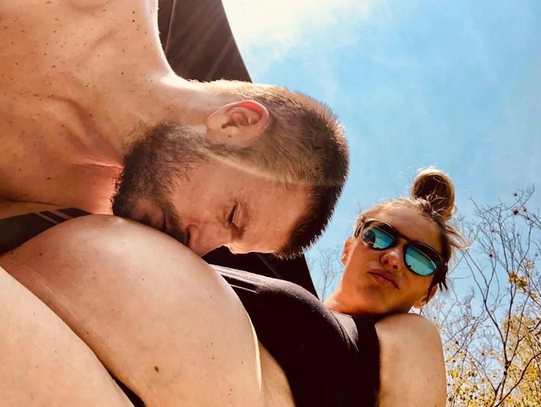 Fernanda Lima exibe barrigão na reta final da gravidez