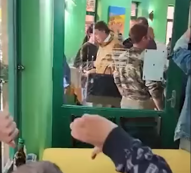 Bolsonaro saindo de restaurante após ser vaiado