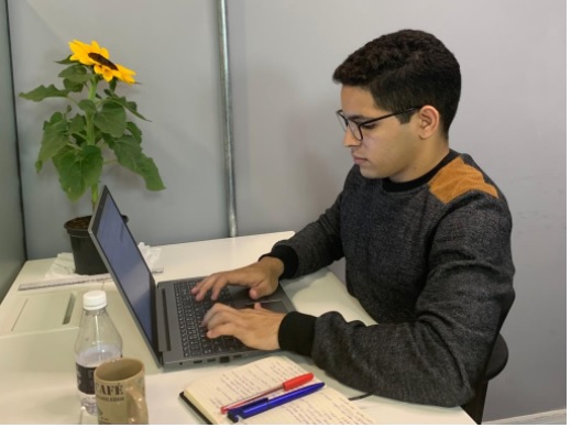 Kayro Almeida trabalha na Queissada Comunicação , agência de RP & Digital Full Service que fica na Av. paulista, o coração de São Paulo