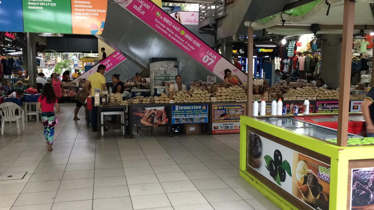 Patio do Shopping da cidade praticamente vazio de clientes