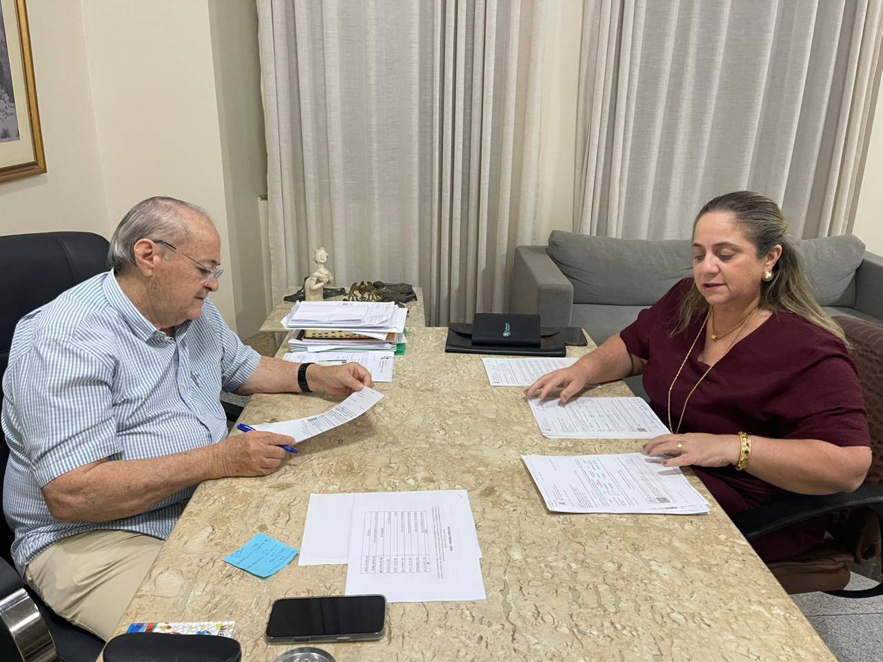 Prefeito Silvio Mendes e a presidente da FMS, Leopoldina Cipriano