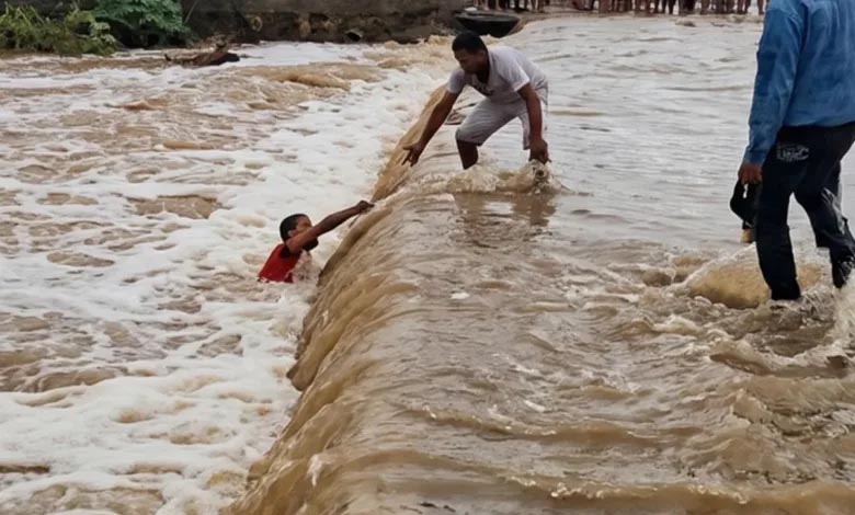 Homem sendo levado por água em Simões