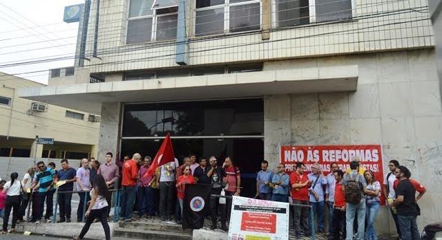 Ato público em frente ao prédio do INSS, em Teresina
