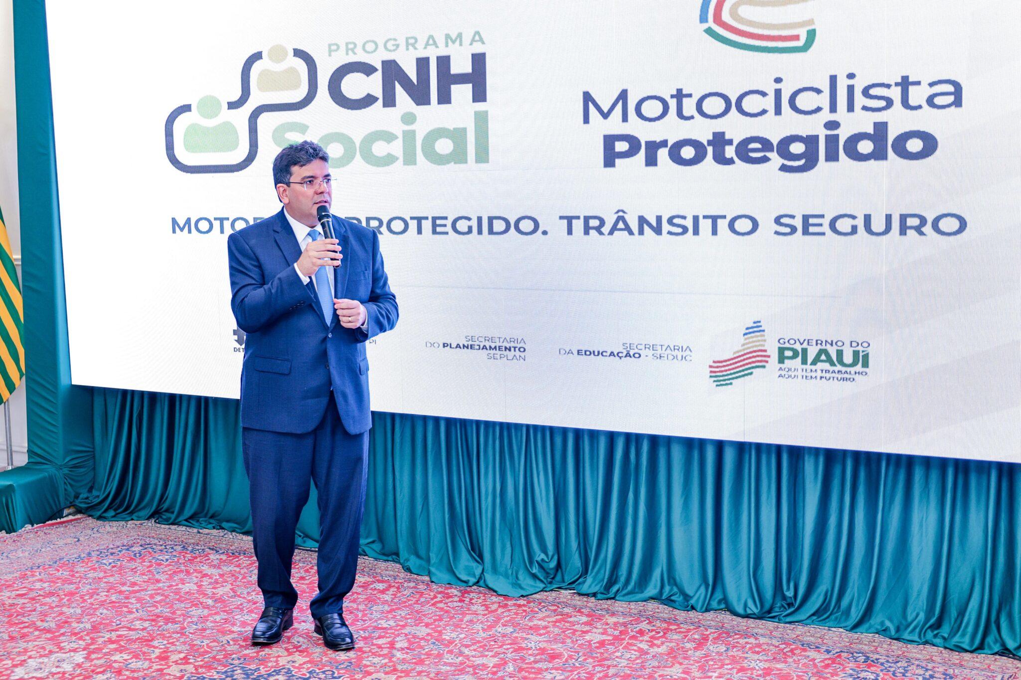 ​​O governador Rafael Fonteles lança os programas CNH Social e Motociclista Protegido