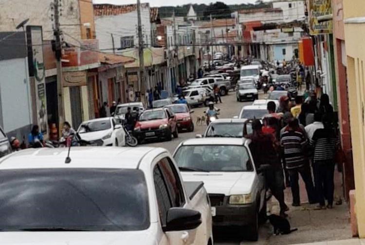 Flagra na Rua Avelino Freitas mostra aglomeração em São Raimundo Nonato