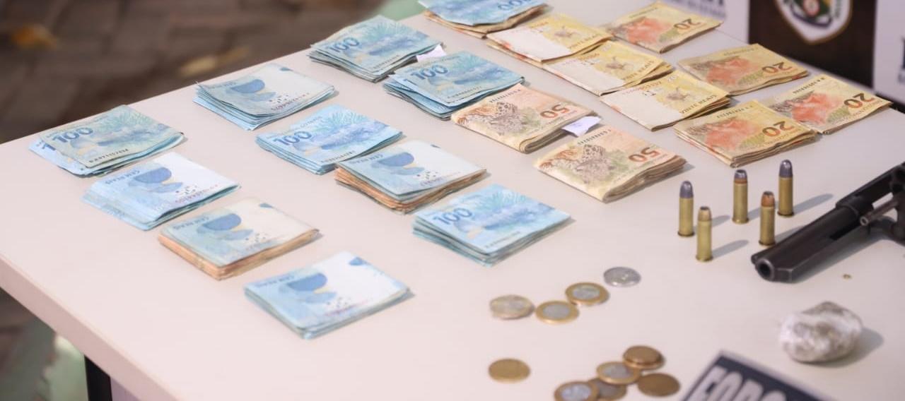 Dinheiro e objetos apreendidos pela Força Tarefa