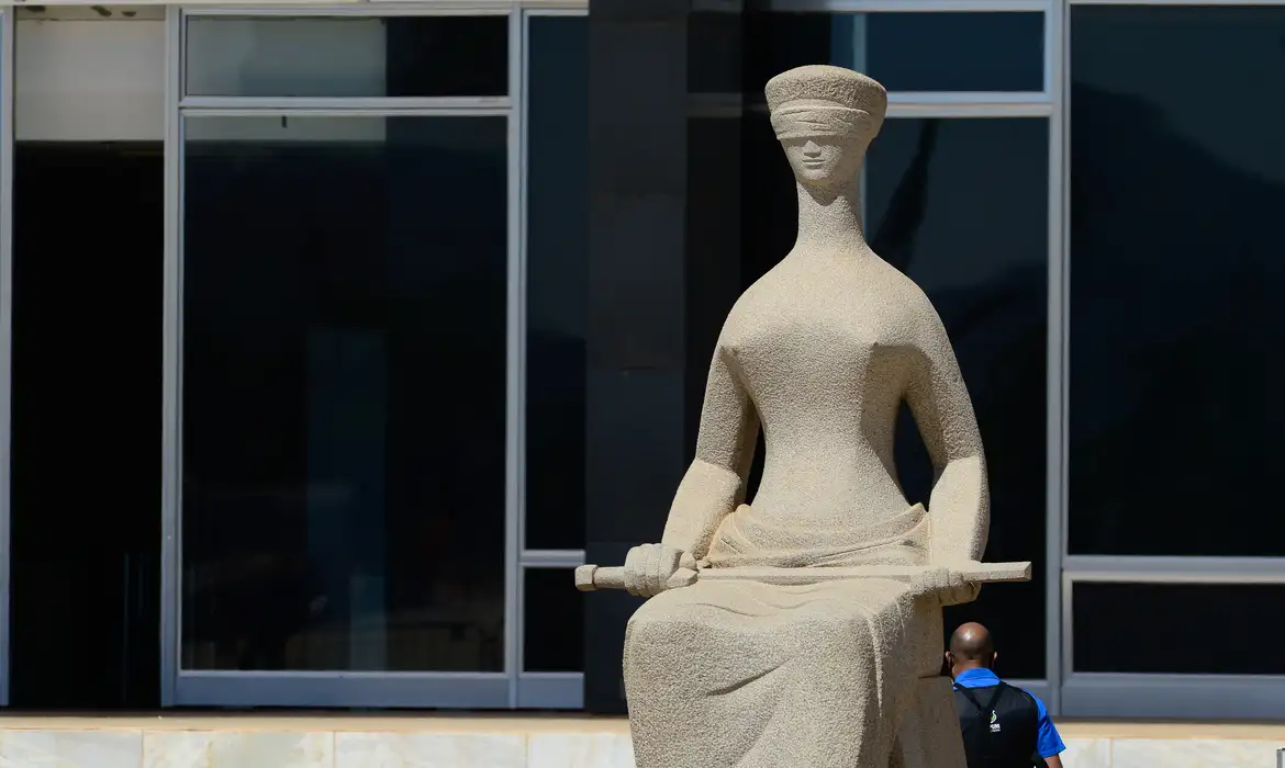 Escultura "A Justiça", localizada em frente ao prédio do Supremo Tribunal Federal (STF)