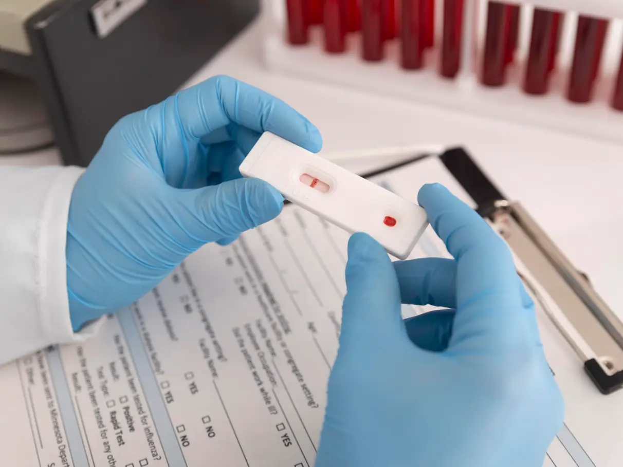 Testes rápidos de dengue são feitos a partir de uma gota de sangue