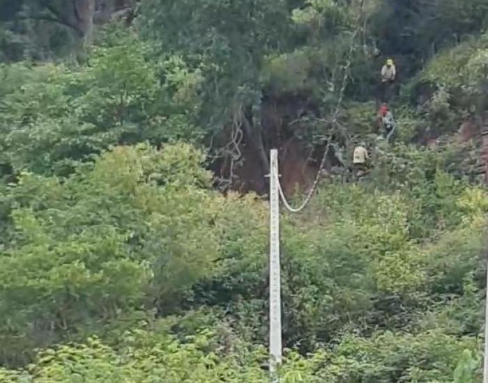 Homem fica preso ao tentar descer Morro do Leme e é resgatado em Oeiras