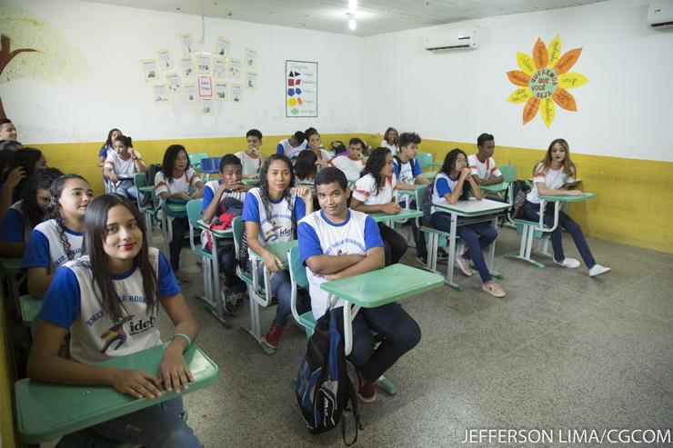 Alunos fazem prova