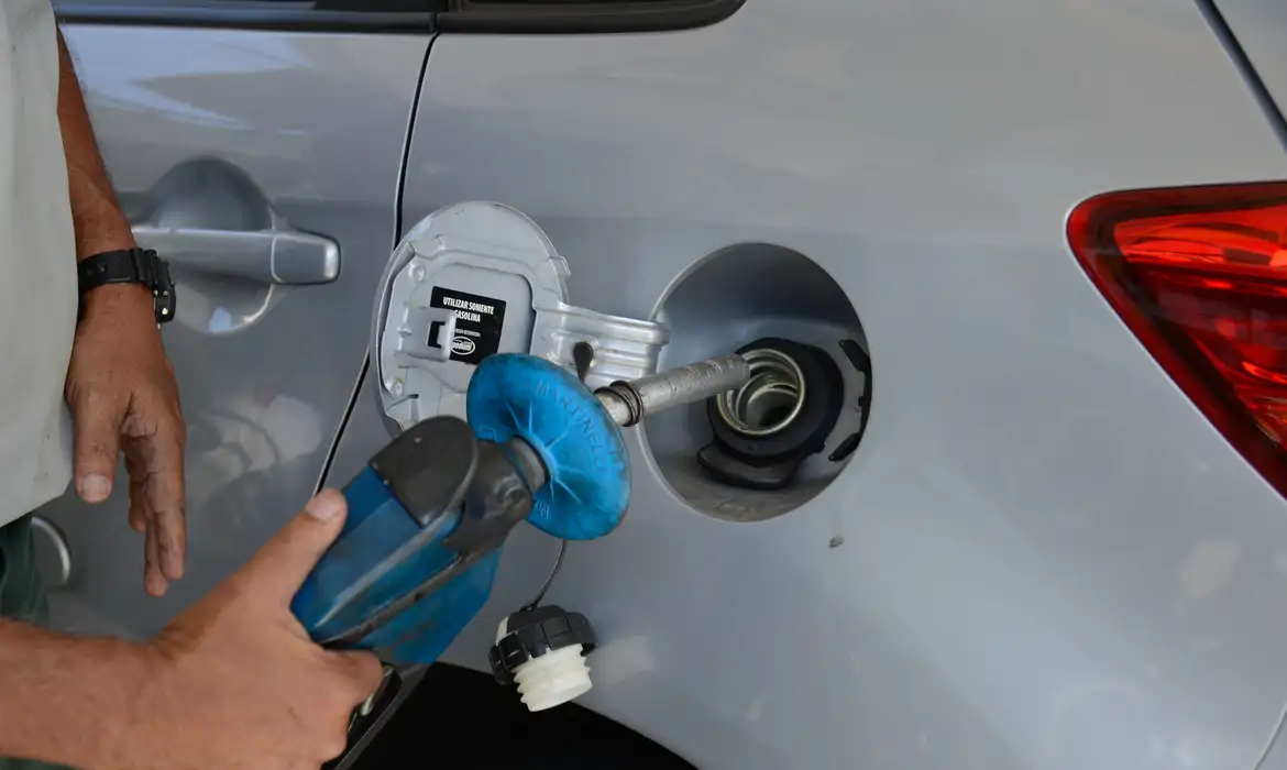 A gasolina aumentará em R$ 0,20 o preço do litro a partir desta terça-feira (9), anunciou Petrobras