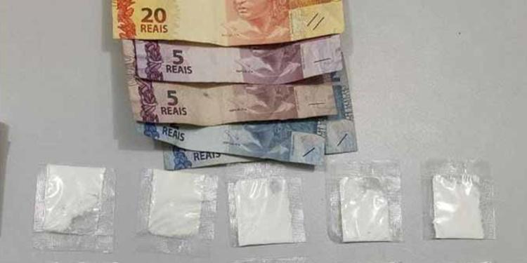 Dinheiro e entorpecentes encontrados com o idoso