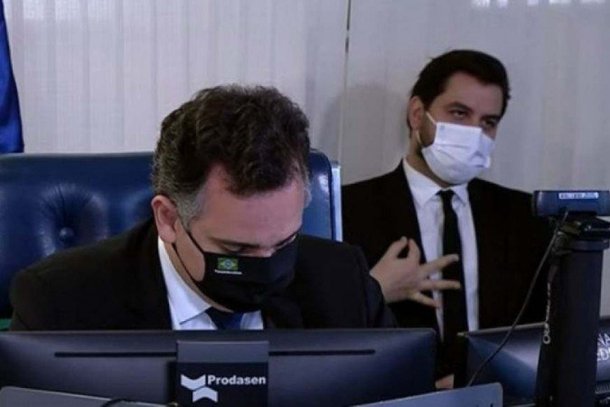 Assessor fazendo o sinal