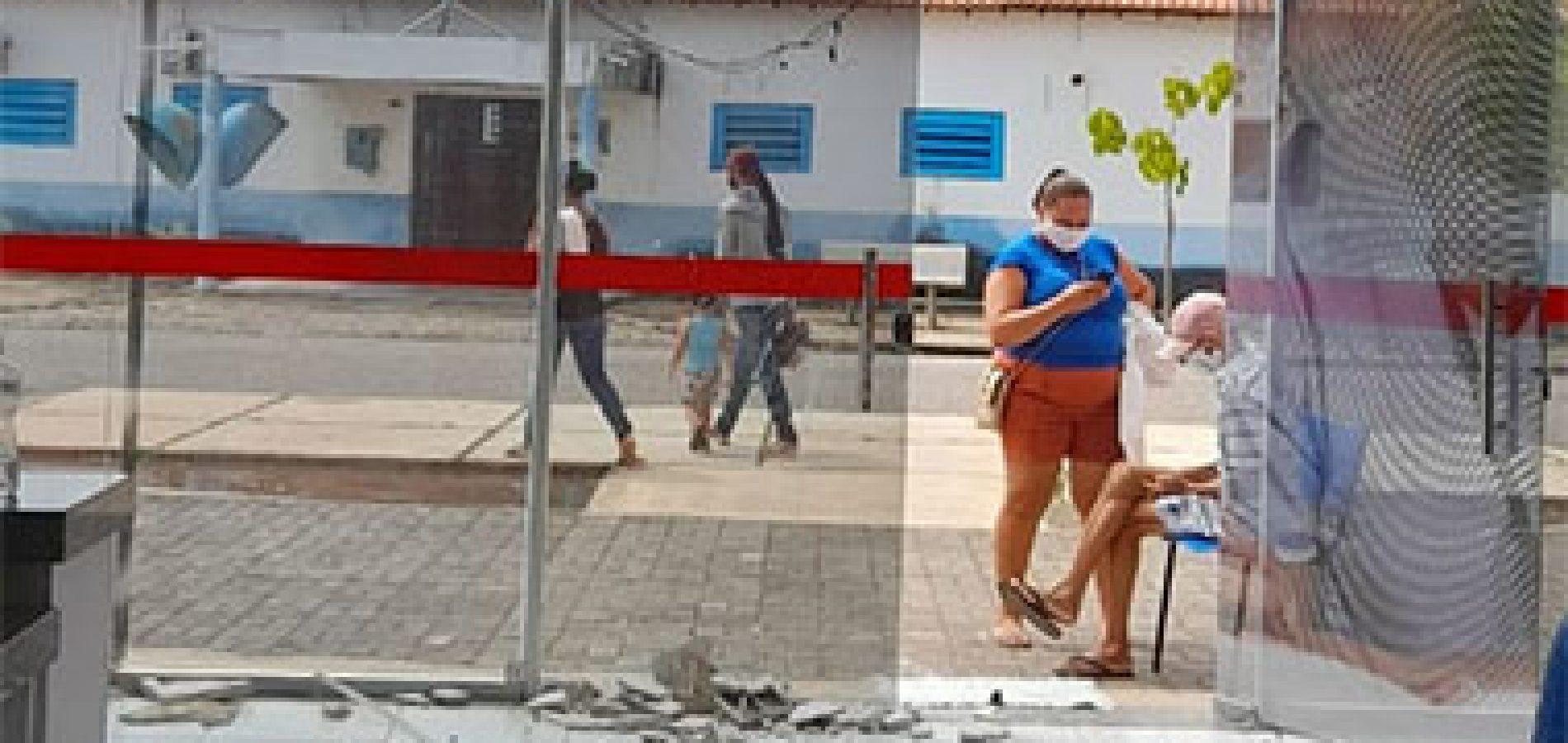 Um vídeo mostra parte do forro de gesso ao chão do posto de saúde inaugurado há cerca de quatro meses
