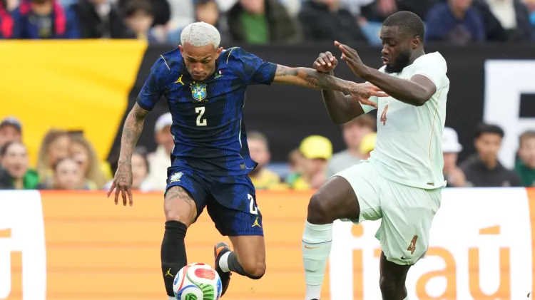 Upamecano, da França, foi expulso após derrubar Wesley, do Brasil, em amistoso