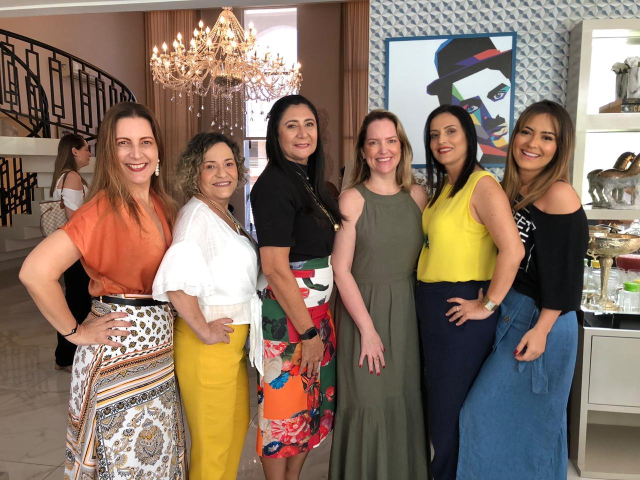 Encontro de personas femininas