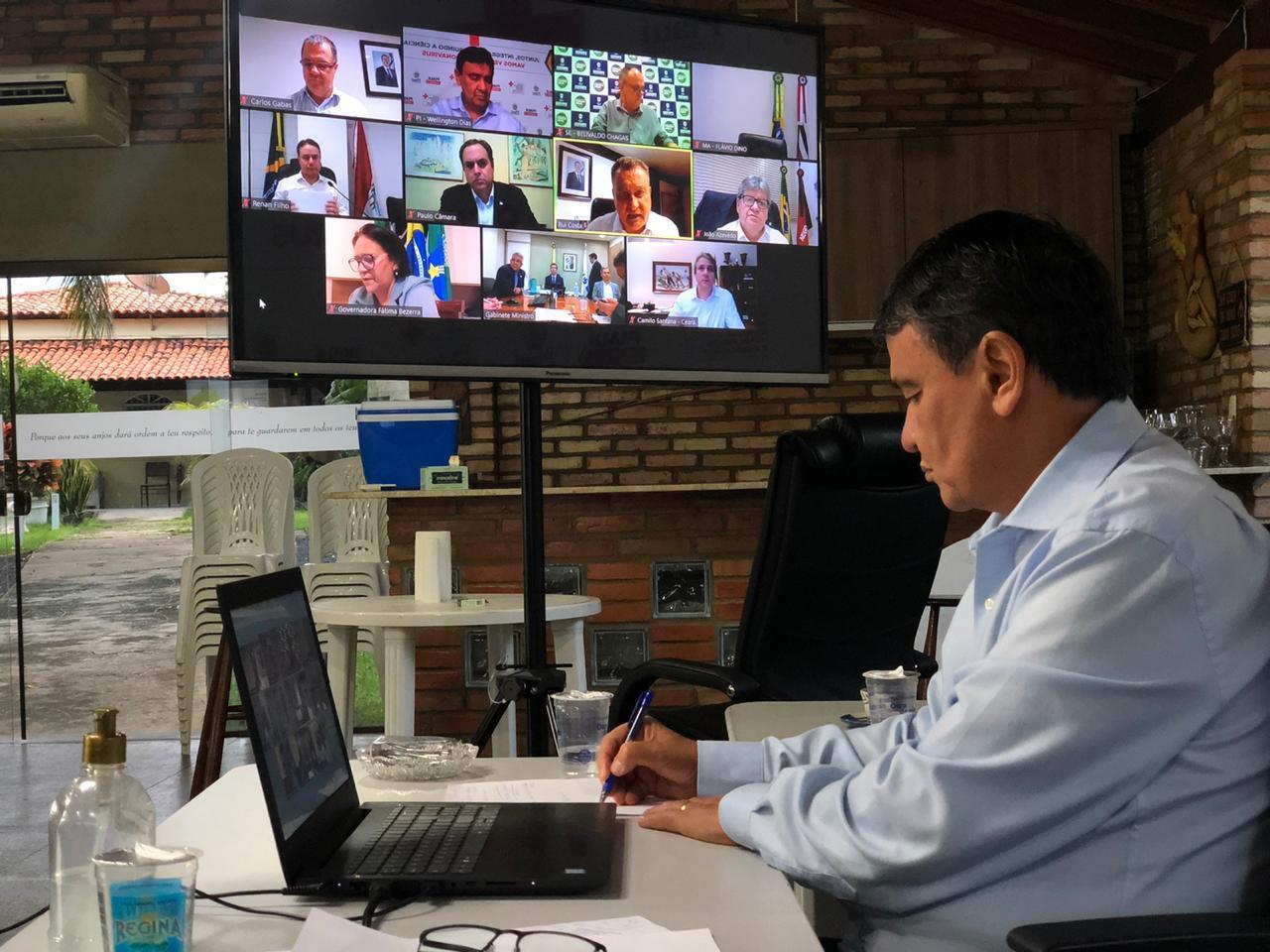 Governador Wellington Dias durante videoconferência com ministro e governadores