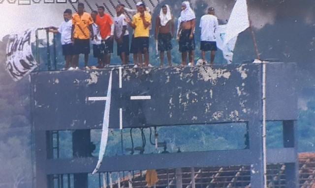Presos sobem em torre de presídio durante rebelião