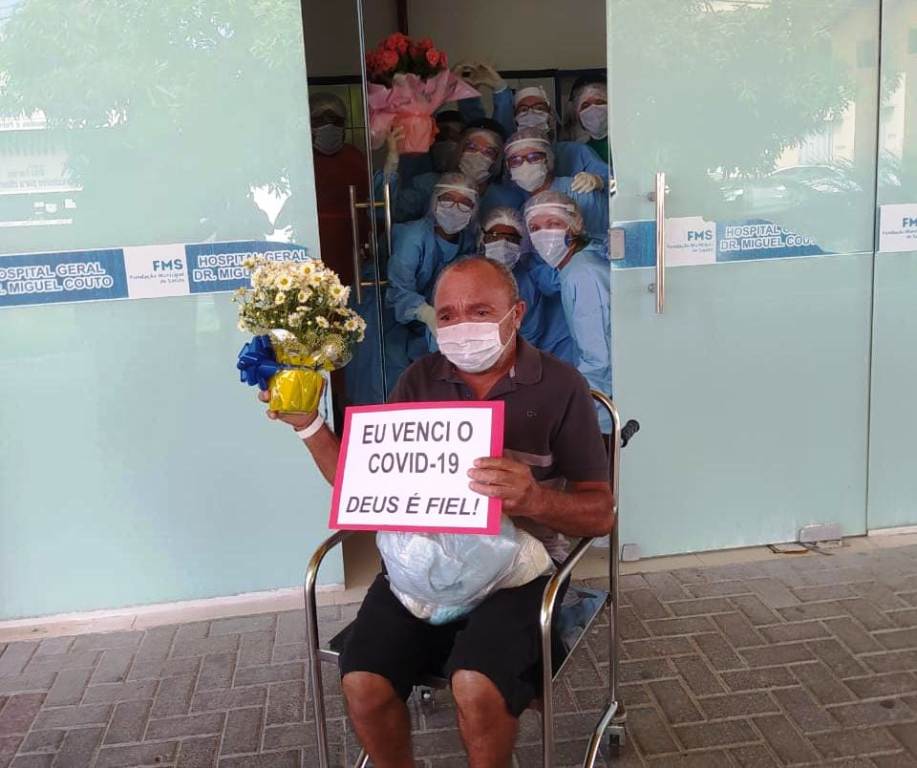 Paciente curado da Covid  saindo do hospital
