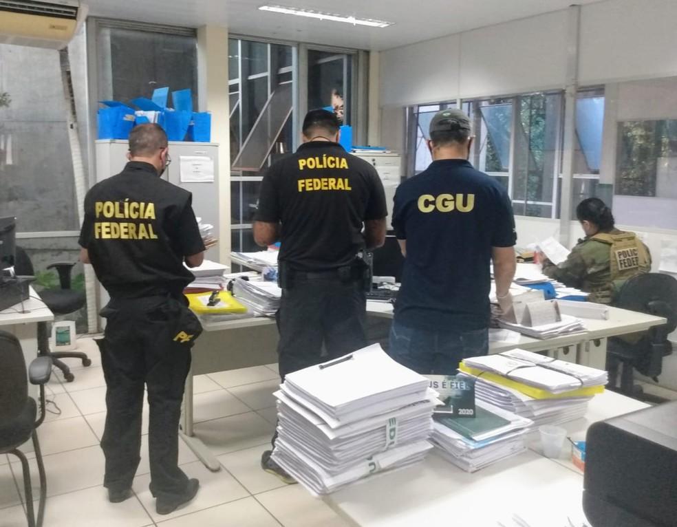 Policiais cumpre mandados em ação midiática na Seduc