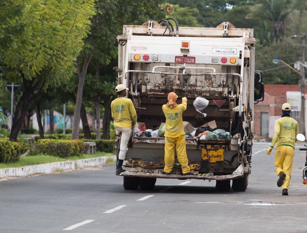 Funcionários da limpeza pública de Teresina