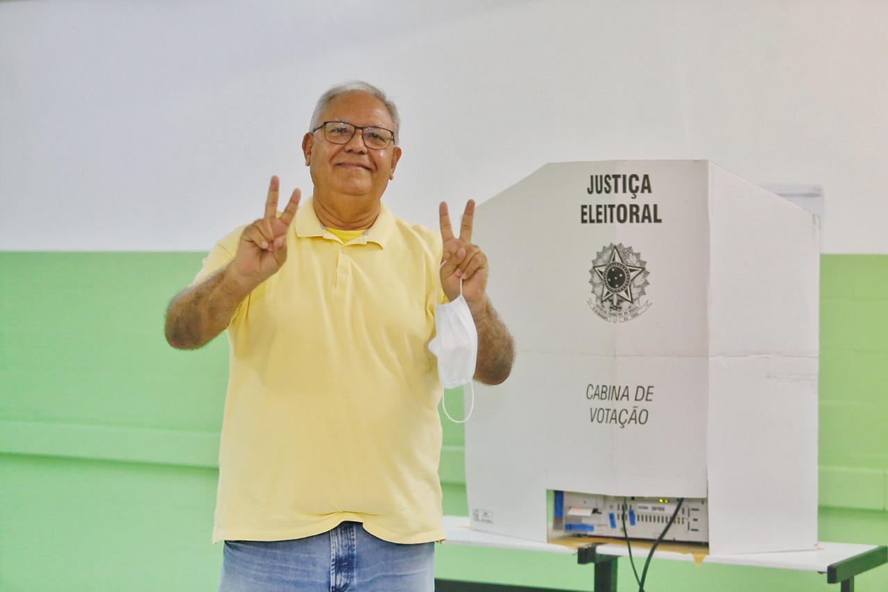 Kleber Montezuma (PSDB) vota no fim da manhã desse domingo, 29, em colégio particular