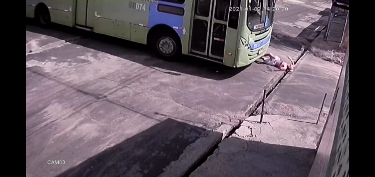 Momento em que ônibus passa por cima de motociclista