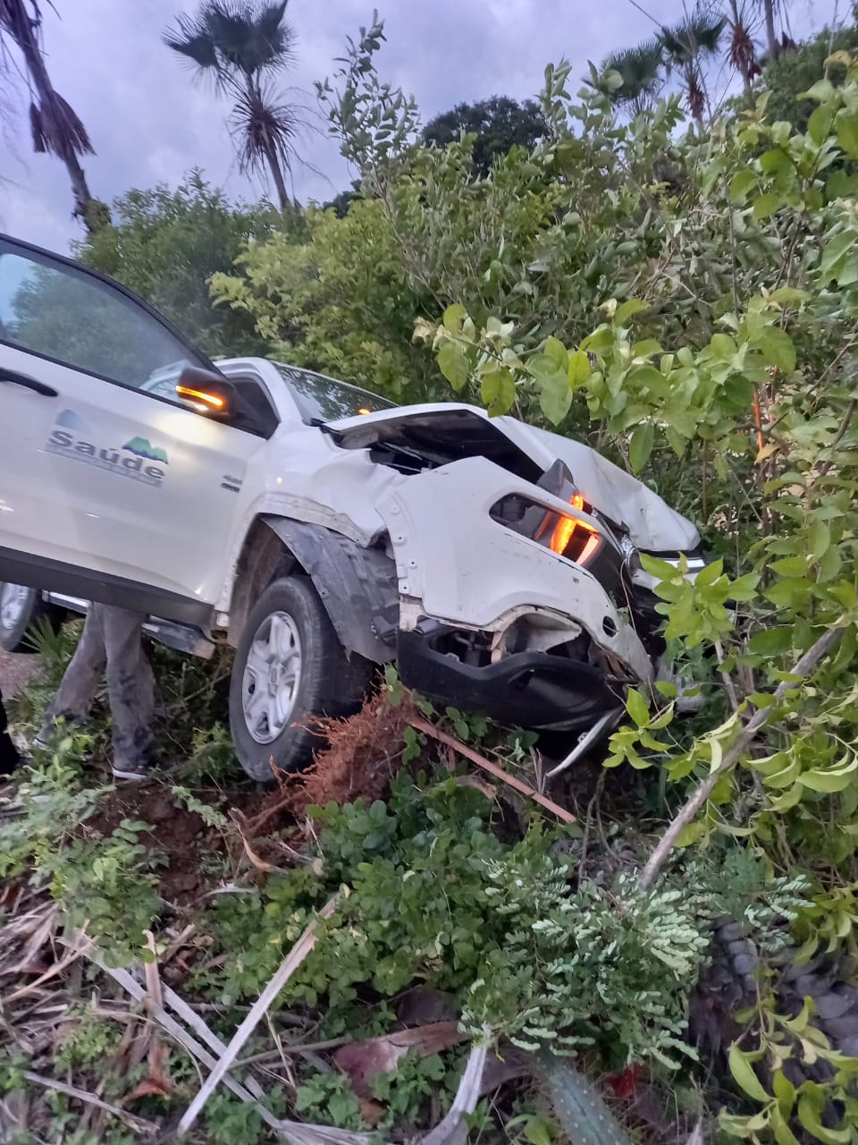 Carro que iria pegar as vacinas sofre acidente