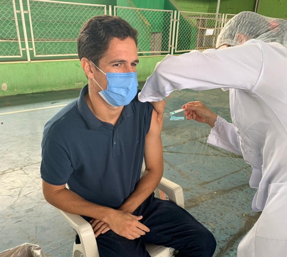 Zagueiro sendo vacinado