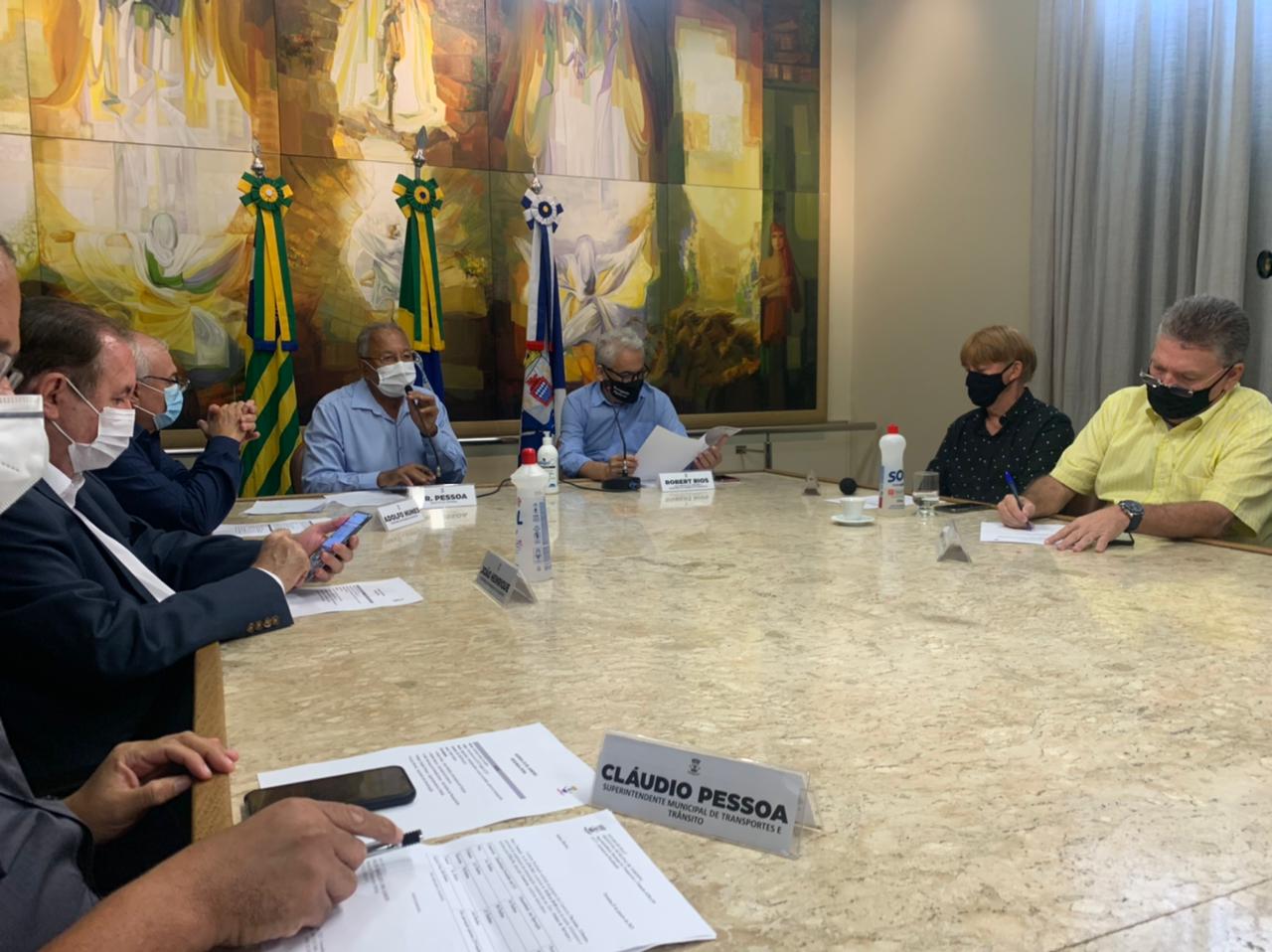 Reunião com prefeitura, empresários e motoristas