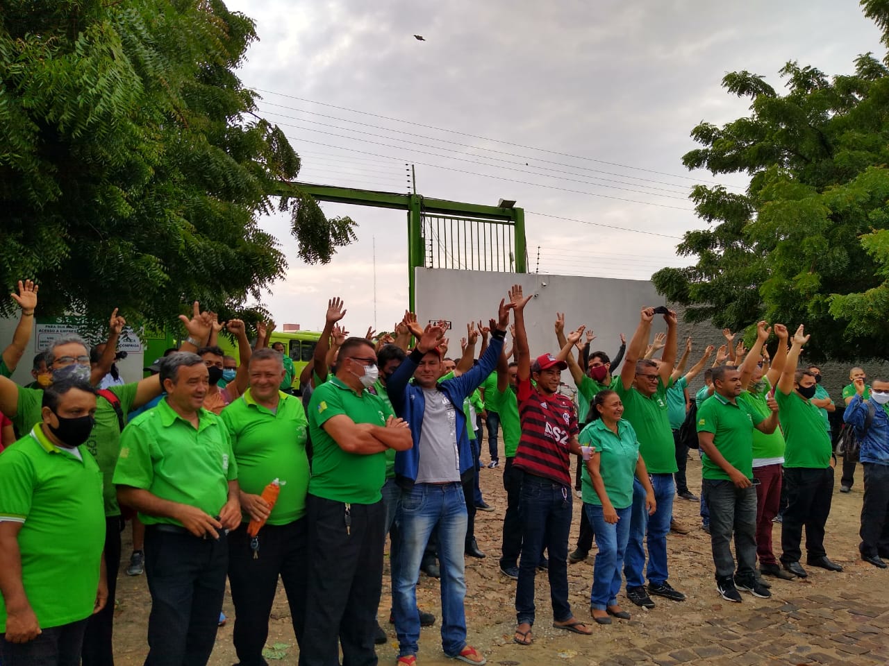 Trabalhadores mantém greve de ônibus
