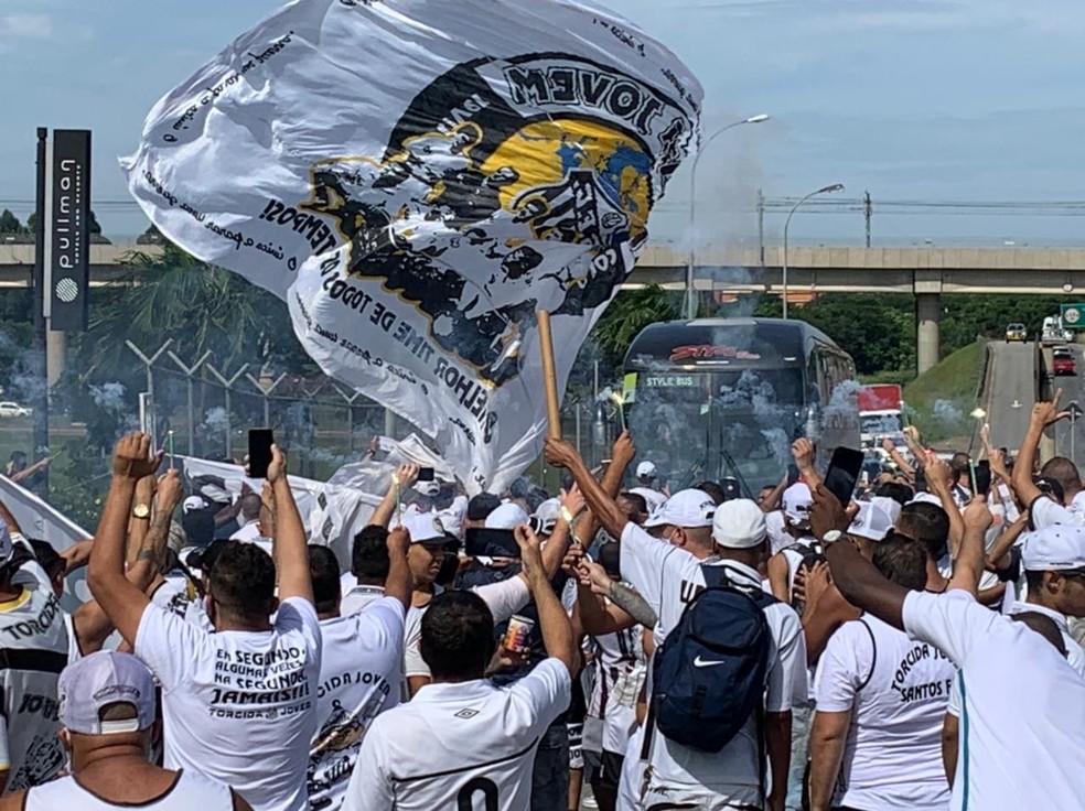 Torcedores do Santos se aglomeram para apoiar o elenco
