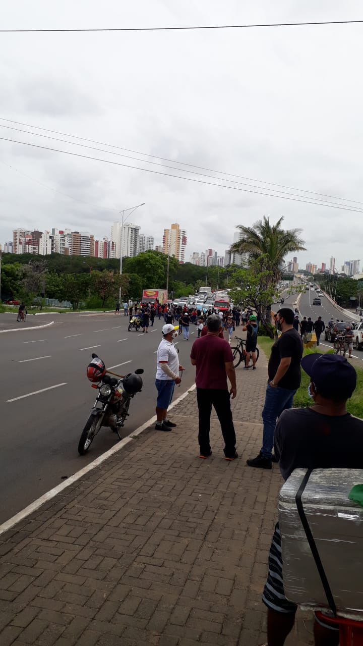 Manifestantes fecham o trânsito